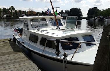 27' Pedro Cruiser Motor Boat Rental In Heukelum