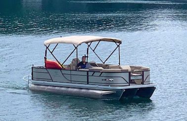 New Veranda Pontoon for rent on Lake Lanier