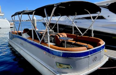 Spacious Luxury Avalon Pontoon 28'